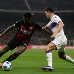 Spelmoment tijdens AC Milan tegen Fiorentina in een vol stadion, met spelers in actie en zonder herkenbare gezichten.