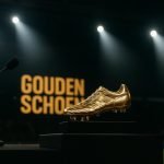 Sfeerbeeld van een prijsuitreiking op het Gouden Schoen-gala, met podium en trofee zonder herkenbare gezichten.