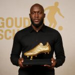 Romelu Lukaku met de trofee voor beste Belg in het buitenland op het Gouden Schoen-gala