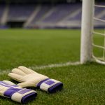 Een doelman van RSC Anderlecht tijdens een trainingsmoment in het doelgebied.