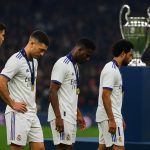 Spelers van Real Madrid staan langs de zijlijn tijdens de trofee-uitreiking na de Supercopa.