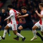 Spelmoment uit Telstar-Ajax met spelers in duel en spanning in de slotfase