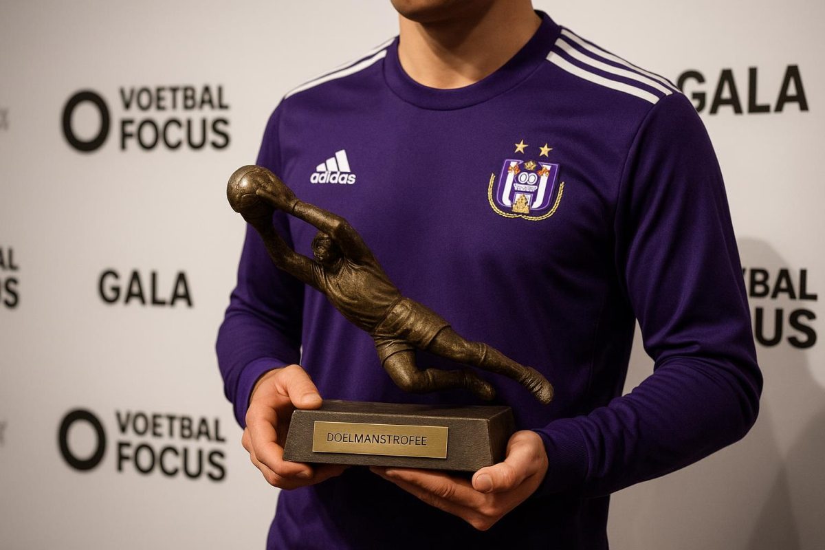 Colin Coosemans met zijn trofee op het gala van de Gouden Schoen