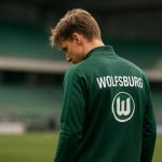 Andreas Skov Olsen in trainingscontext bij VfL Wolfsburg, met focus op de transfergeruchten