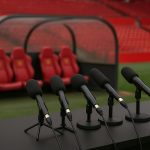 Sfeershot rond de zijlijn bij Manchester United, in de context van de zoektocht naar een interim-trainer.