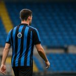 Sfeerbeeld rond Club Brugge met een middenvelder in actie, zonder herkenbare gezichten
