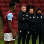 Spelers van Aston Villa vieren samen op het veld tijdens een Premier League-wedstrijd.