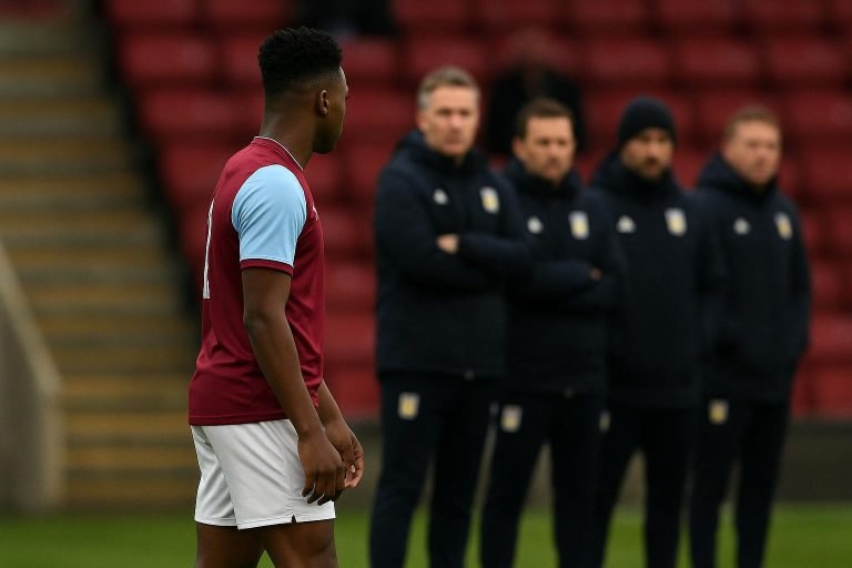 Spelers van Aston Villa vieren samen op het veld tijdens een Premier League-wedstrijd.