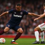 Lucas Paquetá in actie als middenvelder van West Ham United tijdens een wedstrijd.