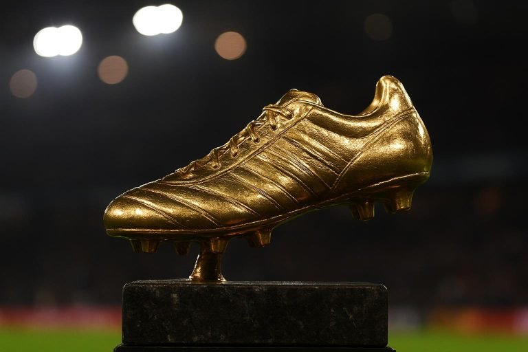 Abstract beeld rond een individuele voetbalprijs met gouden trofee
