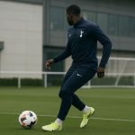 Mathys Tel in Tottenham-tenue tijdens een training, in de context van transfergeruchten naar Paris FC.