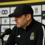 Hans Cornelis langs de zijlijn bij Sporting Charleroi in aanloop naar de Croky Cup