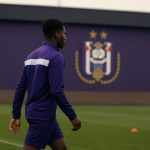 Omar Sarr bij Anderlecht in Neerpede na zijn contractondertekening tot 2030.