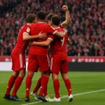 Bayern-spelers vieren een doelpunt in een Bundesliga-wedstrijd, met focus op de groepsvreugde en zonder herkenbare gezichten.