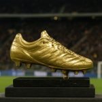 Close-up van een Gouden Schoen trofee op een podium