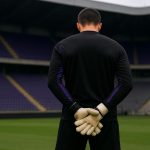 Colin Coosemans in Anderlecht-outfit op het veld van het Lotto Park