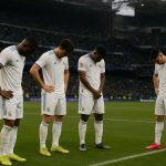 Teleurgestelde Real Madrid-spelers na een nederlaag, in een stadionomgeving