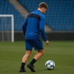 Een jonge middenvelder van IFK Göteborg tijdens een training, in beeld als transferdoelwit voor Club Brugge