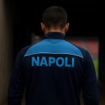 Een speler van Napoli op training, gezien van achteren, terwijl transfergeruchten rond de ploeg circuleren.