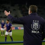 Besnik Hasi, trainer van Anderlecht, langs de zijlijn tijdens een wedstrijd