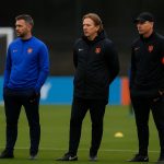 Sfeerbeeld rond het Nederlands elftal tijdens een trainingsmoment, met focus op de technische staf.