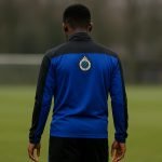 Raphael Onyedika van Club Brugge tijdens een training, gezien van opzij zonder herkenbare gezichten