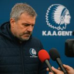 Rik De Mil tijdens een wedstrijd van KAA Gent langs de zijlijn