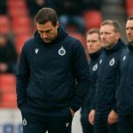 Ivan Leko reageert teleurgesteld langs de zijlijn bij Club Brugge na de nederlaag tegen La Louvière.