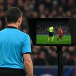 Abstract beeld rond arbitrage en VAR in het voetbal