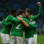 Spelers van RAAL La Louvière vieren op het veld van Club Brugge na de overwinning.