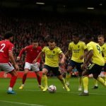 Arsenal-spelers in duel met Nottingham Forest tijdens een Premier League-wedstrijd