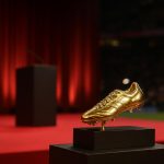 Sfeerbeeld van de Gouden Schoen-trofee tijdens een gala-avond