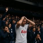 Sfeerbeeld in een stadion van Tottenham Hotspur tijdens een wedstrijd, met gespannen sfeer op de tribunes