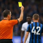 Jonathan Lardot bespreekt een fase met spelers van Club Brugge tijdens een wedstrijd