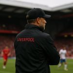 Arne Slot langs de zijlijn tijdens een wedstrijd van Liverpool.