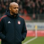 Vincent Kompany als coach van Bayern München langs de zijlijn tijdens een wedstrijd.