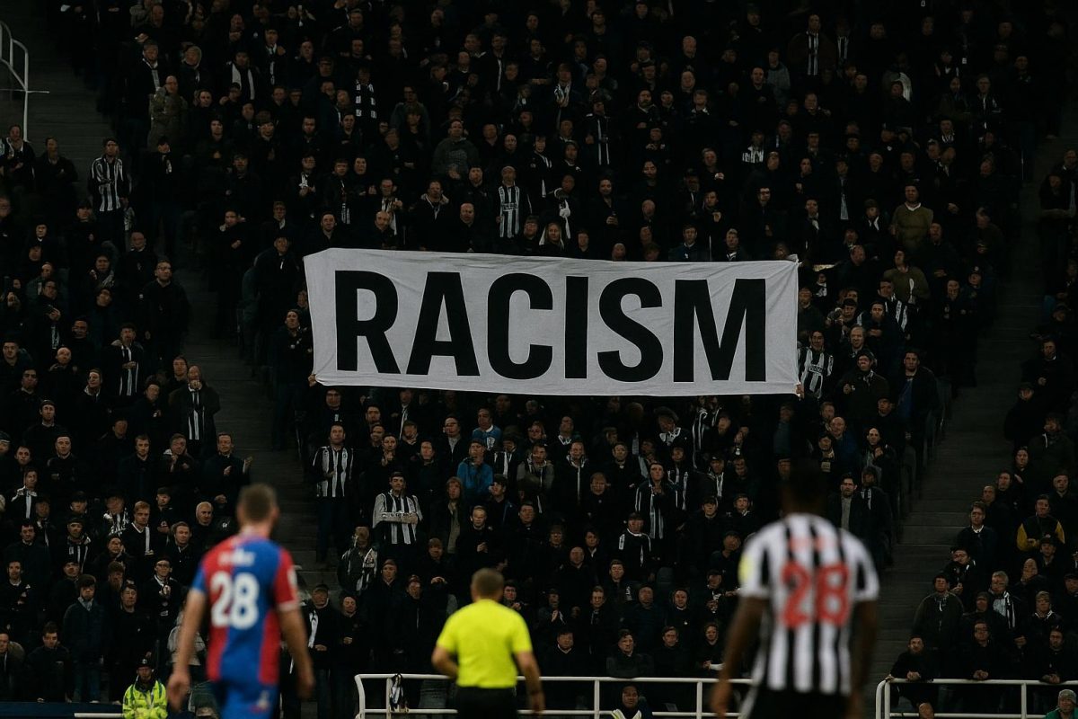 Distant shot van een wedstrijd van Newcastle United in een vol stadion
