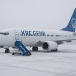 Vliegtuig staat stil op winterse luchthaven