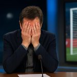 Khalid Boulahrouz reageert als analist in een tv-studio na een gemiste strafschop