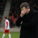 Joseph Oosting langs de zijlijn tijdens Dender tegen Royal Antwerp FC
