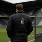 Mehdi Bayat van Sporting Charleroi tijdens een moment rond de bank in een stadionomgeving