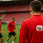 Trainingscontext bij PSV in de winter, zonder herkenbare gezichten, in aanloop naar transfernieuws rond Jerdy Schouten.