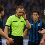 Spelmoment met discussie rond een VAR-beslissing in een wedstrijd van Club Brugge