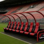 Stadionomgeving bij AZ met focus op de trainerszone en dug-out