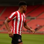 Noah Sadiki in actie voor Sunderland tijdens een wedstrijd in Engeland