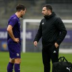 Medische staf van RSC Anderlecht tijdens een trainingsmoment met spelers op de achtergrond