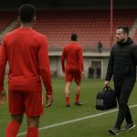Training bij Standard de Liège met focus op het middenveld, zonder herkenbare gezichten