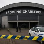 Politie en stewards aan de buitenzijde van het Stade du Pays de Charleroi tijdens verhoogde veiligheidsmaatregelen