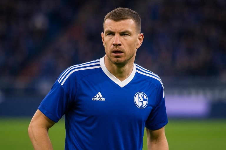 Edin Dzeko in wedstrijdtenue tijdens een moment op het veld