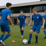 Beeld van een training bij KRC Genk met jeugdspelers op het veld